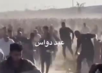 Ataque israelense em Rafah mata 30 e fere 150 perto de centro de ajuda dos EUA; ação causa indignação global e pressões por cessar-fogo aumentam.