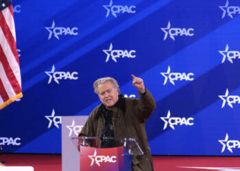 Steve Bannon critica envolvimento dos EUA no conflito Israel-Irã e alerta para Risco de Guerra