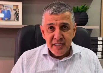 Prefeito de Casimiro de Abreu e membros do governo são alvos de ação do MPRJ por improbidade administrativa. Contrato sem licitação de R$ 45 milhões é questionado.