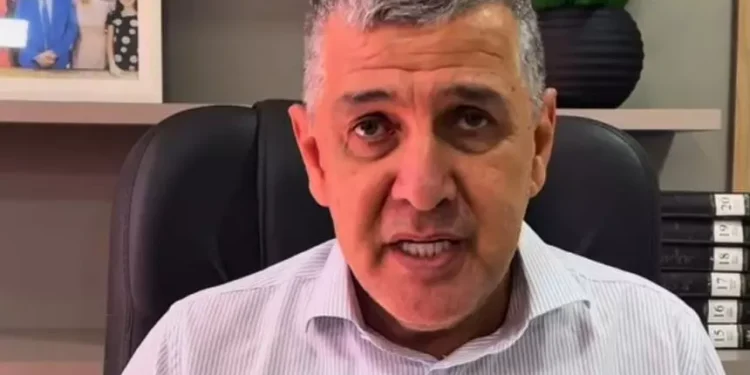 Prefeito de Casimiro de Abreu e membros do governo são alvos de ação do MPRJ por improbidade administrativa. Contrato sem licitação de R$ 45 milhões é questionado.