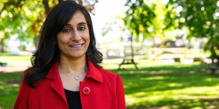 A ministra das Relações Exteriores do Canadá condena ataques do Irã a Israel, pede moderação mútua e destaca importância da diplomacia para evitar uma crise regional.