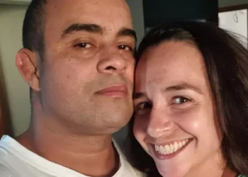 Adolescente de Itaperuna (RJ) confessou assassinato dos pais e irmão caçula após tentar enganar polícia. Polícia revela detalhes chocantes: premeditação, frieza extrema e buscas por "FGTS de falecido" no celular.