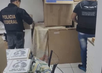 Polícia Federal realiza Operação LIBERUM ARCA para desarticular grupo que fraudava clientes da Caixa. Ação ocorre no RJ e SP. Veja os detalhes.