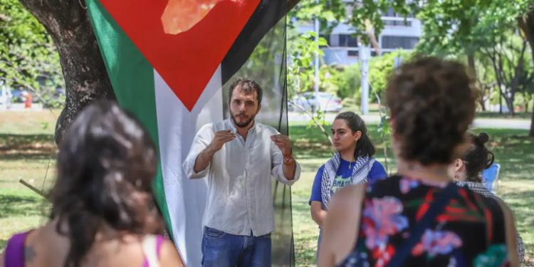 Decisão de tribunal israelense determina deportação de Thiago Ávila até quinta-feira. Ativista brasileiro segue preso após missão humanitária para Gaza. Brasil e ONU reagem.