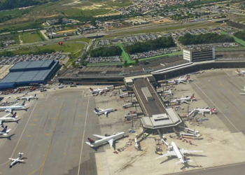 A Polícia Federal prendeu cinco pessoas no Aeroporto de Guarulhos nesta terça (10), quatro por tráfico internacional de drogas e uma por mandado em aberto. Cocaína estava escondida em cápsulas ingeridas e camuflada em isopor.