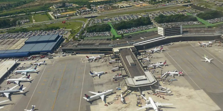 A Polícia Federal prendeu cinco pessoas no Aeroporto de Guarulhos nesta terça (10), quatro por tráfico internacional de drogas e uma por mandado em aberto. Cocaína estava escondida em cápsulas ingeridas e camuflada em isopor.