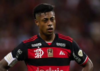 O atacante Bruno Henrique, do Flamengo, foi denunciado pelo MPDFT por suspeita de envolvimento em esquema de apostas esportivas. Ele é acusado de forçar cartão amarelo para favorecer familiares apostadores.