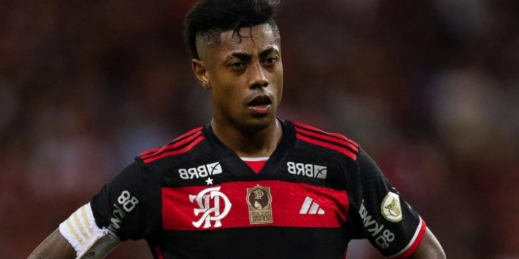 O atacante Bruno Henrique, do Flamengo, foi denunciado pelo MPDFT por suspeita de envolvimento em esquema de apostas esportivas. Ele é acusado de forçar cartão amarelo para favorecer familiares apostadores.