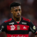O atacante Bruno Henrique, do Flamengo, foi denunciado pelo MPDFT por suspeita de envolvimento em esquema de apostas esportivas. Ele é acusado de forçar cartão amarelo para favorecer familiares apostadores.