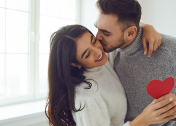 Descubra por que o Dia dos Namorados é comemorado em 12 de junho no Brasil, diferentemente do Valentine's Day. Conheça a origem publicitária da data e sua relação com o santo casamenteiro, Santo Antônio.