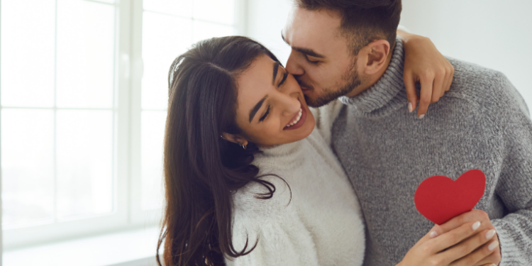 Descubra por que o Dia dos Namorados é comemorado em 12 de junho no Brasil, diferentemente do Valentine's Day. Conheça a origem publicitária da data e sua relação com o santo casamenteiro, Santo Antônio.