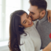 Descubra por que o Dia dos Namorados é comemorado em 12 de junho no Brasil, diferentemente do Valentine's Day. Conheça a origem publicitária da data e sua relação com o santo casamenteiro, Santo Antônio.