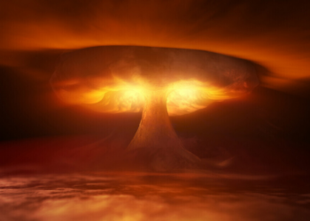 Durante visita a Hiroshima, Tulsi Gabbard afirmou que o mundo nunca esteve tão próximo de um conflito nuclear. Ela critica a elite política e os belicistas por alimentarem tensões e pede mobilização global pelo desarmamento.