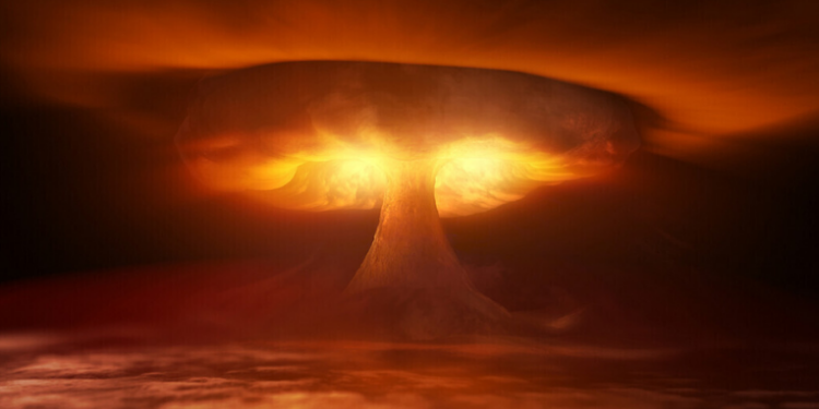 Durante visita a Hiroshima, Tulsi Gabbard afirmou que o mundo nunca esteve tão próximo de um conflito nuclear. Ela critica a elite política e os belicistas por alimentarem tensões e pede mobilização global pelo desarmamento.