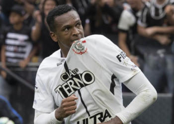 O ex-atacante da Seleção Brasileira, Jô, foi preso no Aeroporto de Guarulhos por falta de pagamento de pensão alimentícia. Esta é a terceira vez que o jogador é detido pelo mesmo motivo em pouco mais de um ano.