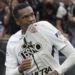 O ex-atacante da Seleção Brasileira, Jô, foi preso no Aeroporto de Guarulhos por falta de pagamento de pensão alimentícia. Esta é a terceira vez que o jogador é detido pelo mesmo motivo em pouco mais de um ano.
