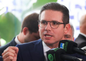 Presidente da Câmara, Hugo Motta, afirmou que vai cumprir decisão do STF e declarar a cassação do mandato de Carla Zambelli, condenada por fraude. Parlamentar está foragida na Europa.