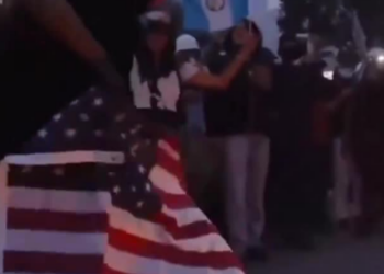Los Angeles impõe toque de recolher em meio a protestos contra Trump; prisões em massa começam e tropas federais devem reforçar policiamento.