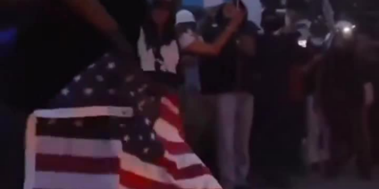 Los Angeles impõe toque de recolher em meio a protestos contra Trump; prisões em massa começam e tropas federais devem reforçar policiamento.