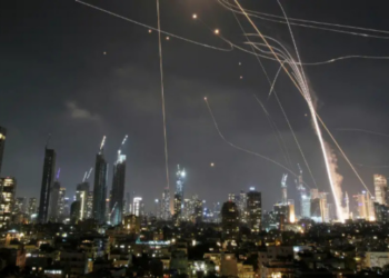 Israel promete novos ataques ao Irã após ofensiva contra programa nuclear iraniano. Conflito já deixou 81 mortos. ONU e comunidade internacional alertam para risco de escalada na região.