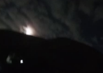 Sistemas THAAD dos EUA interceptaram mísseis iranianos disparados contra Tel Aviv em resposta ao ataque israelense a alvos nucleares no Irã. Escalada militar amplia tensão no Oriente Médio.