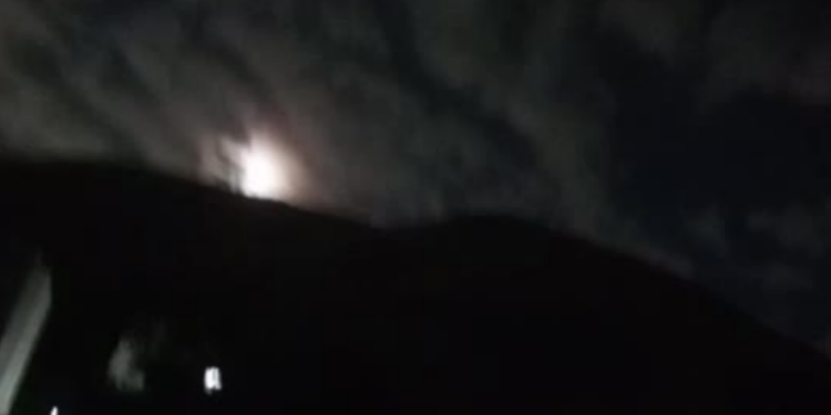 Sistemas THAAD dos EUA interceptaram mísseis iranianos disparados contra Tel Aviv em resposta ao ataque israelense a alvos nucleares no Irã. Escalada militar amplia tensão no Oriente Médio.