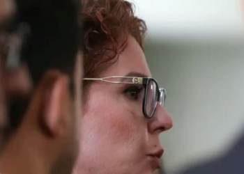 Ricardo Lewandowski afirmou que a deputada Carla Zambelli, condenada a 10 anos de prisão, será extraditada em breve da Itália. Ela é procurada pela Interpol e monitorada pela polícia italiana.