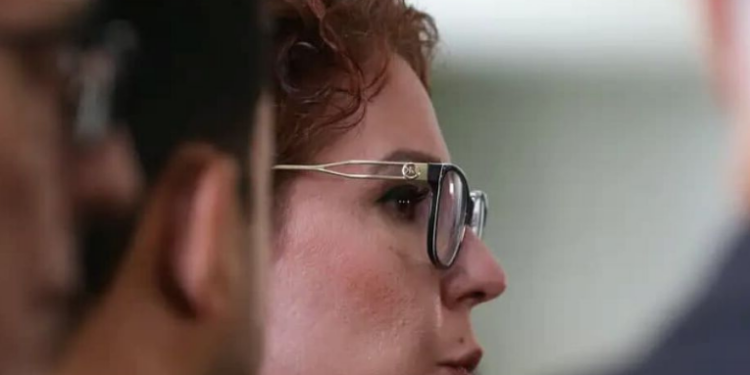 Ricardo Lewandowski afirmou que a deputada Carla Zambelli, condenada a 10 anos de prisão, será extraditada em breve da Itália. Ela é procurada pela Interpol e monitorada pela polícia italiana.