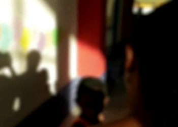 Senado aprova projeto que altera o Código Penal e prevê até 30 anos de prisão para homicídios cometidos em escolas. Medida visa coibir violência em instituições de ensino. Texto vai à sanção presidencial.