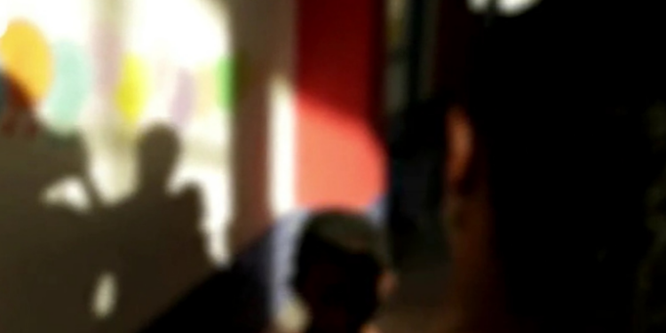 Senado aprova projeto que altera o Código Penal e prevê até 30 anos de prisão para homicídios cometidos em escolas. Medida visa coibir violência em instituições de ensino. Texto vai à sanção presidencial.