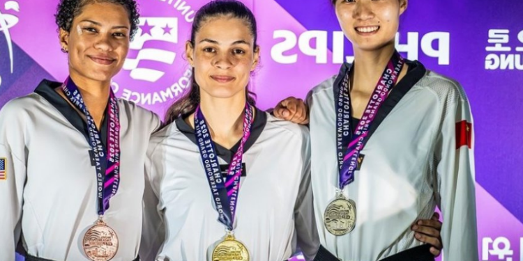 Maria Clara Pacheco fez história ao vencer Luo Zongshi no Grand Prix de Taekwondo, conquistando a primeira medalha de ouro feminina do Brasil na competição. Vitória fortalece chances olímpicas para Los Angeles 2028.