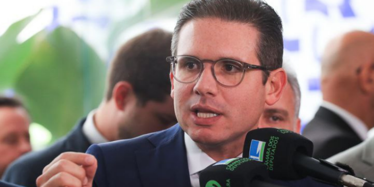 Presidente da Câmara, Hugo Motta, afirmou que vai cumprir decisão do STF e declarar a cassação do mandato de Carla Zambelli, condenada por fraude. Parlamentar está foragida na Europa.
