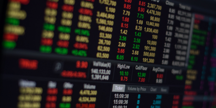 Com Selic a 15%, Ibovespa recua nesta sexta (20) e reflete cautela do mercado. Juros altos afetam ações e afastam expectativa de corte nos próximos meses.