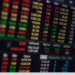 Com Selic a 15%, Ibovespa recua nesta sexta (20) e reflete cautela do mercado. Juros altos afetam ações e afastam expectativa de corte nos próximos meses.