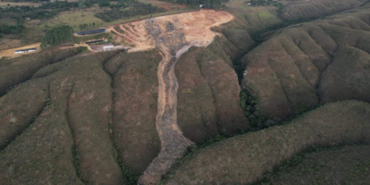 Montanha de lixo desaba em lixão de Padre Bernardo (GO) e contamina córrego Santa Bárbara com chorume e metais pesados. Semad embarga aterro e apura danos ambientais.