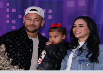 Neymar, Bruna Biancardi e Mavie prestigiam o Disney On Ice no Rio. Look do jogador da Louis Vuitton viraliza e espetáculo emociona famílias com personagens icônicos.