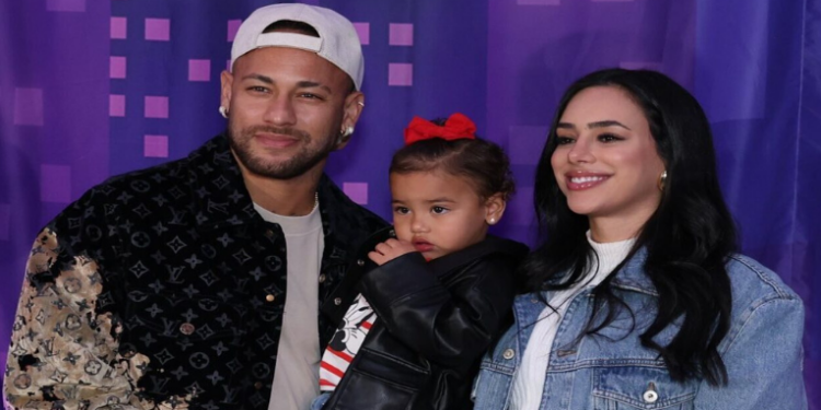 Neymar, Bruna Biancardi e Mavie prestigiam o Disney On Ice no Rio. Look do jogador da Louis Vuitton viraliza e espetáculo emociona famílias com personagens icônicos.