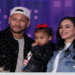 Neymar, Bruna Biancardi e Mavie prestigiam o Disney On Ice no Rio. Look do jogador da Louis Vuitton viraliza e espetáculo emociona famílias com personagens icônicos.