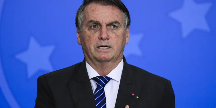 Bolsonaro passa mal em evento e cancela agenda em Goiás