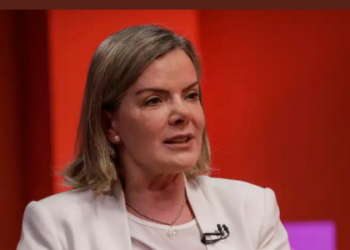 Gleisi Hoffmann admite que parte da base aliada pode apoiar a oposição em 2026 e aponta que crises como o Pix e o INSS afetaram a imagem do governo Lula. Ministra também avalia possível candidatura.