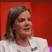 Gleisi Hoffmann admite que parte da base aliada pode apoiar a oposição em 2026 e aponta que crises como o Pix e o INSS afetaram a imagem do governo Lula. Ministra também avalia possível candidatura.
