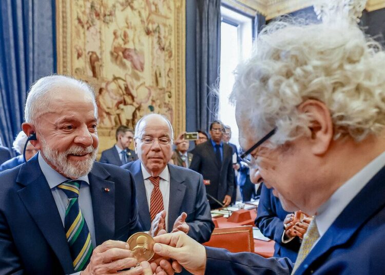 O presidente brasileiro recebeu a medalha de honra da instituição, sendo o segundo brasileiro a receber a honraria, após Dom Pedro II em 1872.
