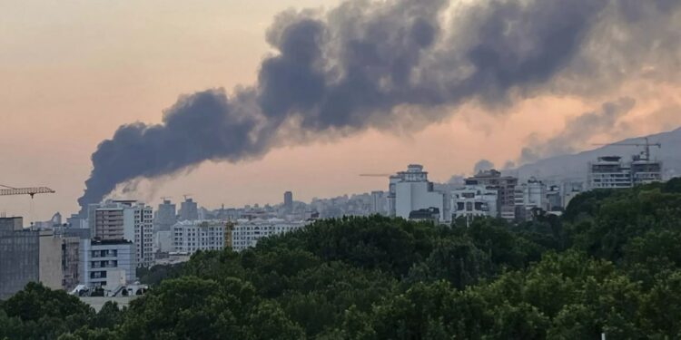 FENAJ repudia ataque de Israel à TV estatal iraniana IRIB, atingida durante transmissão ao vivo. Entidade denuncia violação de normas internacionais e exige cessar-fogo imediato.