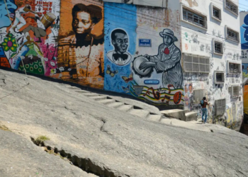 O Ministério do Turismo lançou o Guia do Afroturismo no Brasil com 43 roteiros em todo o país. A publicação mapeia experiências culturais afro-brasileiras, promove o afroempreendedorismo e apoia políticas públicas inclusivas.