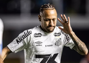 Neymar explicou o bate-boca com torcedor santista e admitiu que perdeu a cabeça após ofensas. Leia a declaração completa.