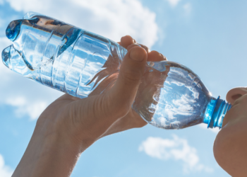 Estudo publicado na The American Journal of Clinical Nutrition mostra que o leite desnatado hidrata mais que a água. Pesquisa usou novo índice de hidratação e revelou surpresas entre bebidas comuns.