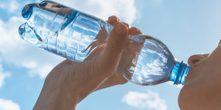 Estudo publicado na The American Journal of Clinical Nutrition mostra que o leite desnatado hidrata mais que a água. Pesquisa usou novo índice de hidratação e revelou surpresas entre bebidas comuns.