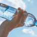Estudo publicado na The American Journal of Clinical Nutrition mostra que o leite desnatado hidrata mais que a água. Pesquisa usou novo índice de hidratação e revelou surpresas entre bebidas comuns.