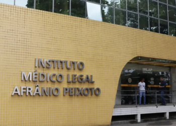 Corpo de Juliana Marins, turista brasileira morta durante trilha na Indonésia, passa por nova necropsia no IML do Rio. Família questiona versão de autoridades locais.