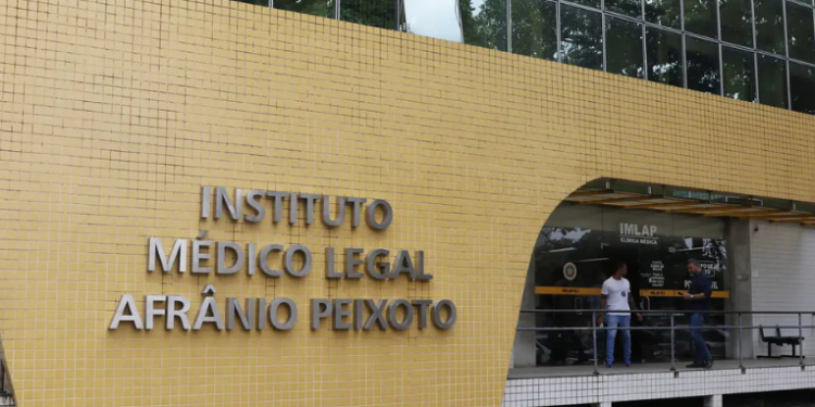 Corpo de Juliana Marins, turista brasileira morta durante trilha na Indonésia, passa por nova necropsia no IML do Rio. Família questiona versão de autoridades locais.